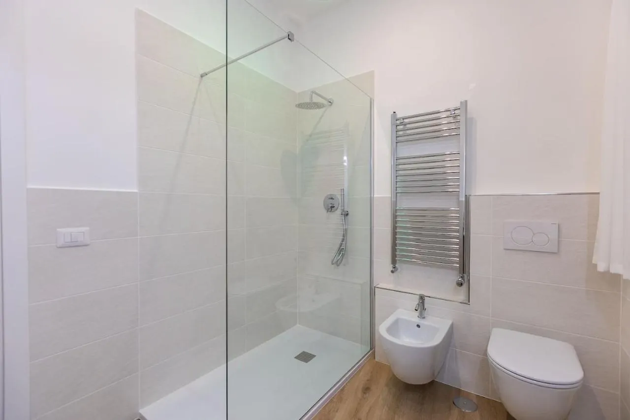 Colosseum Holidays - Three-Bedroom Apartment Rome