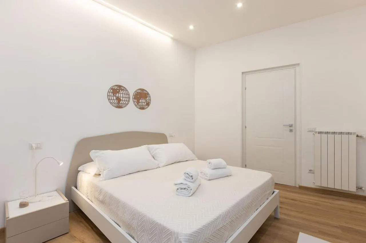 Colosseum Holidays - Three-Bedroom Apartment Rome
