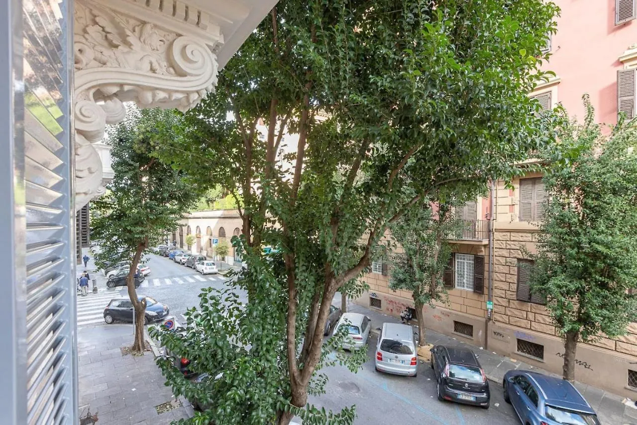 Colosseum Holidays - Three-Bedroom Apartment Rome Italy