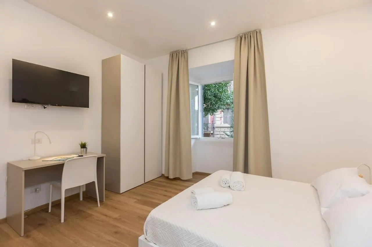 Colosseum Holidays - Three-Bedroom Apartment Rome