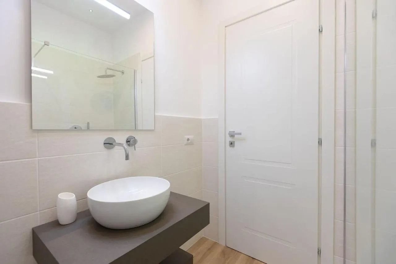 Colosseum Holidays - Three-Bedroom Apartment Rome