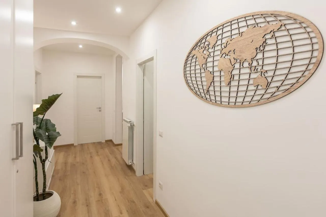 Colosseum Holidays - Three-Bedroom Apartment Rome