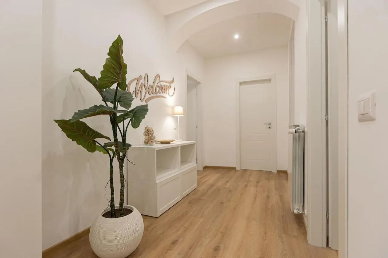 Colosseum Holidays - Three-Bedroom Apartment Rome