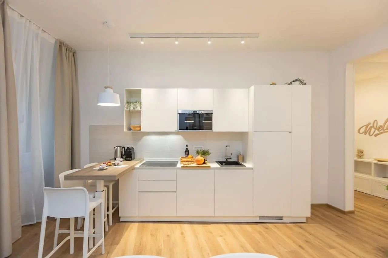 Colosseum Holidays - Three-Bedroom Apartment Rome Italy