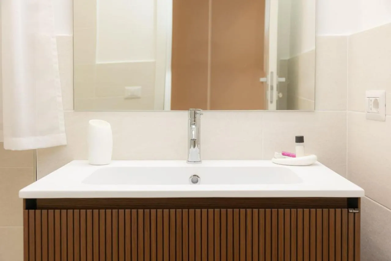 Colosseum Holidays - Three-Bedroom Apartment Rome