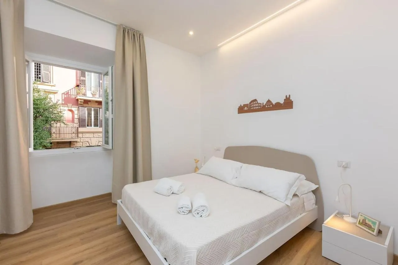 Colosseum Holidays - Three-Bedroom Apartment Rome Italy