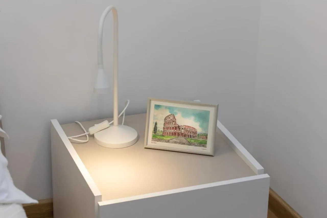 Colosseum Holidays - Three-Bedroom Apartment Rome