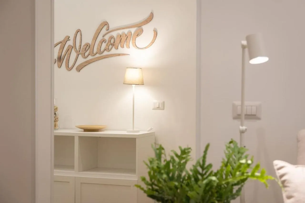 Colosseum Holidays - Three-Bedroom Apartment Rome Italy