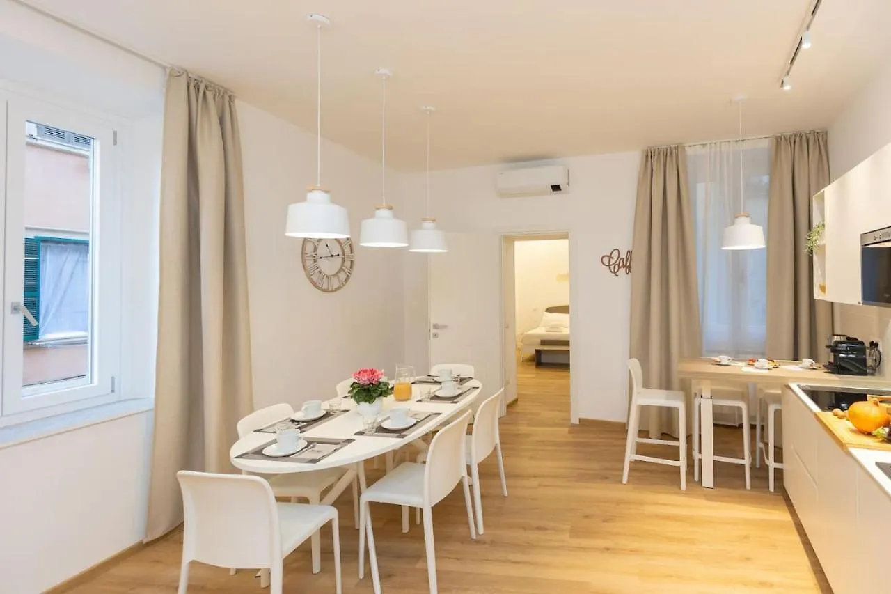 Colosseum Holidays - Three-Bedroom Apartment Rome