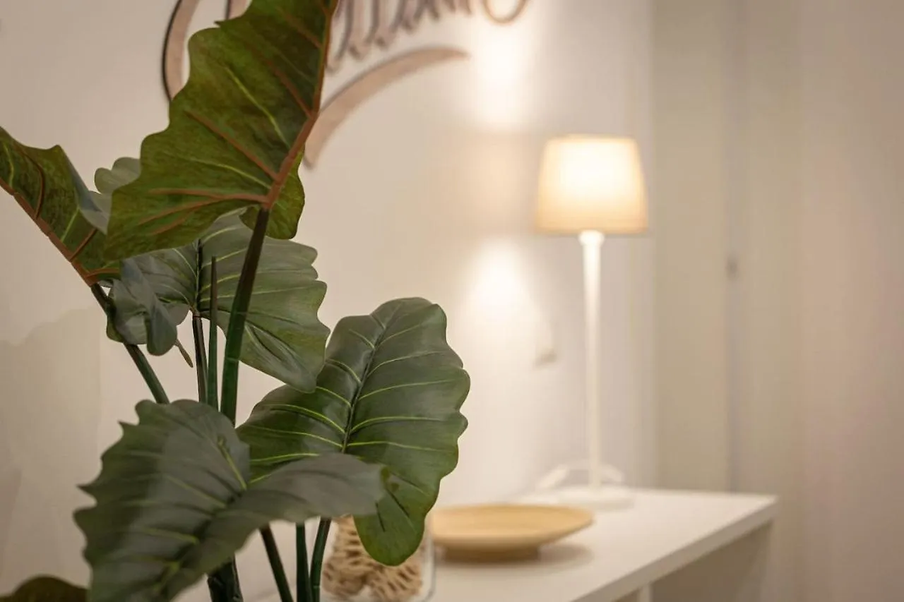 Colosseum Holidays - Three-Bedroom Apartment Rome Italy