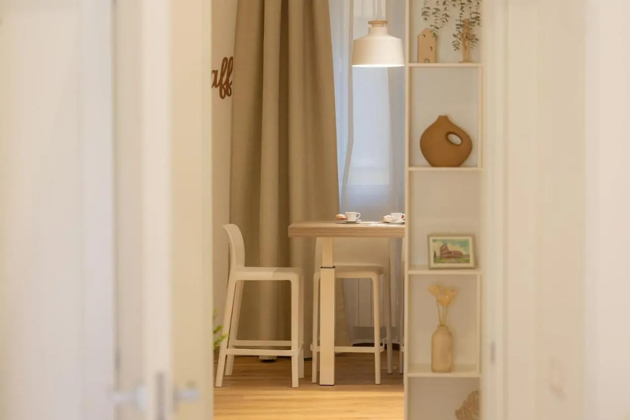 Colosseum Holidays - Three-Bedroom Apartment Rome 0*,