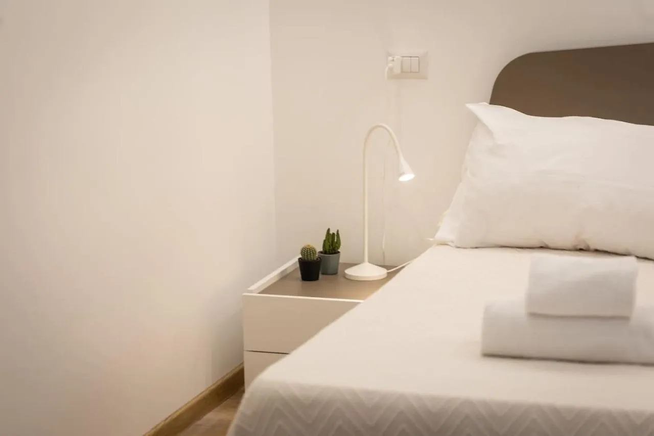 Colosseum Holidays - Three-Bedroom Apartment Rome