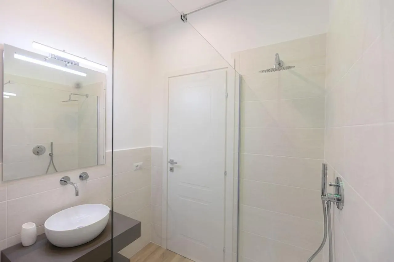 Colosseum Holidays - Three-Bedroom Apartment Rome Italy