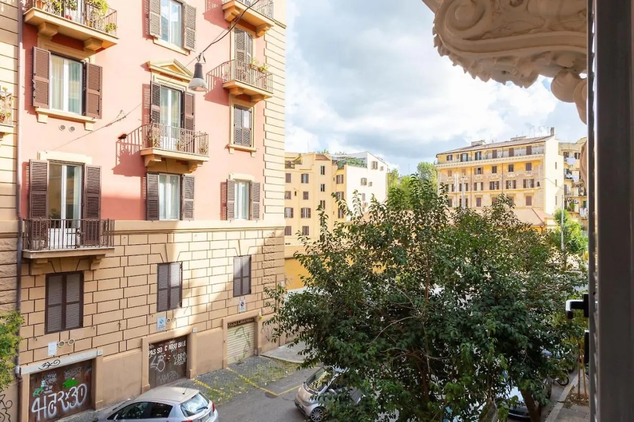 Colosseum Holidays - Three-Bedroom Apartment Rome Italy