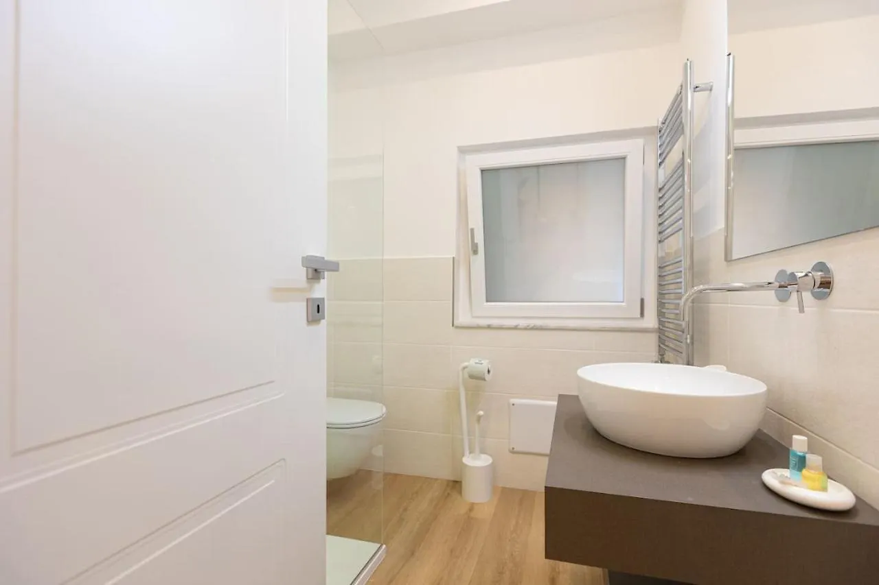 Colosseum Holidays - Three-Bedroom Apartment Rome