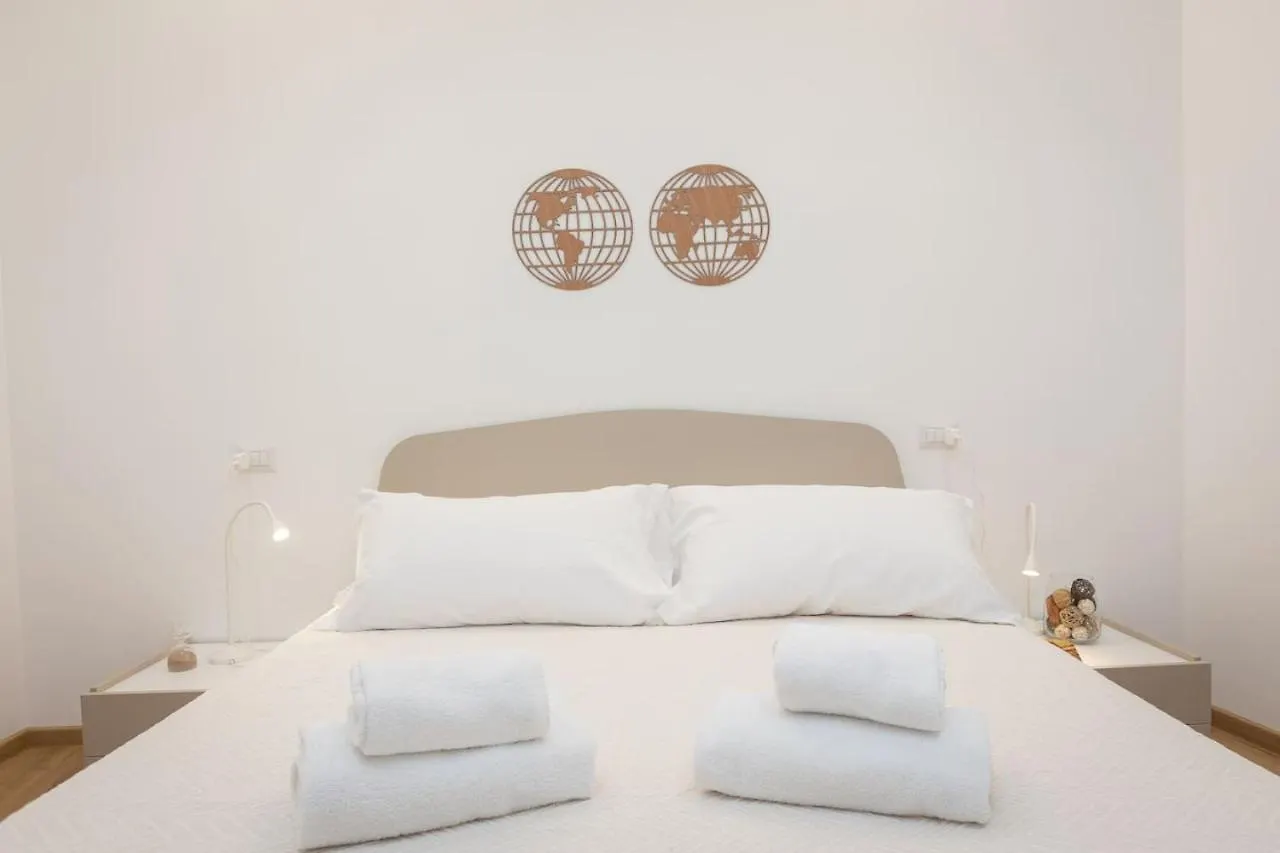 Colosseum Holidays - Three-Bedroom Apartment Rome 0*,