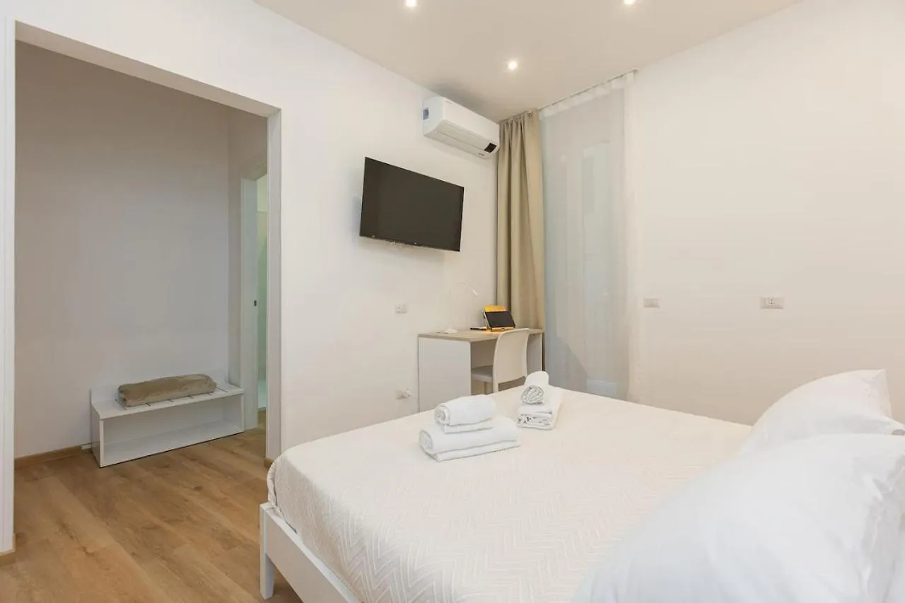 Colosseum Holidays - Three-Bedroom Apartment Rome